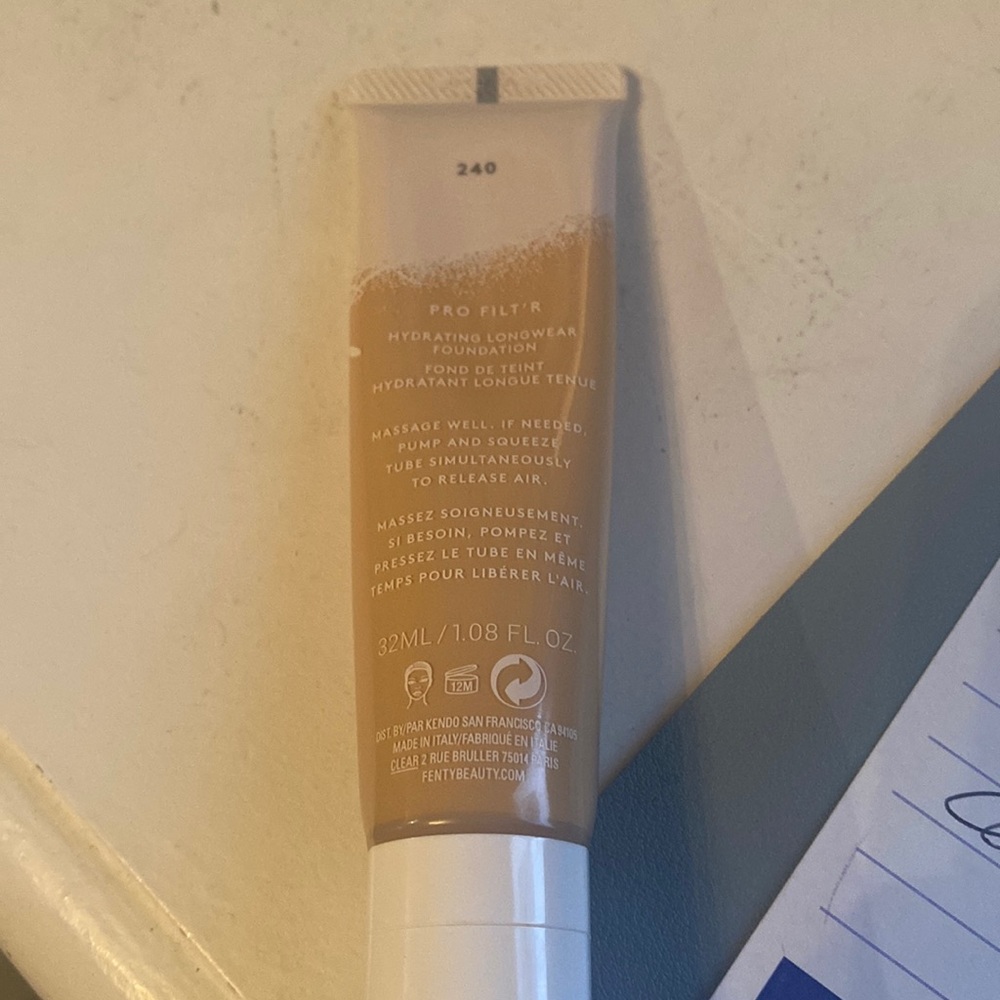 FETY BEAUTY HYDRATING
LONGWEAR FOUNDATION 240